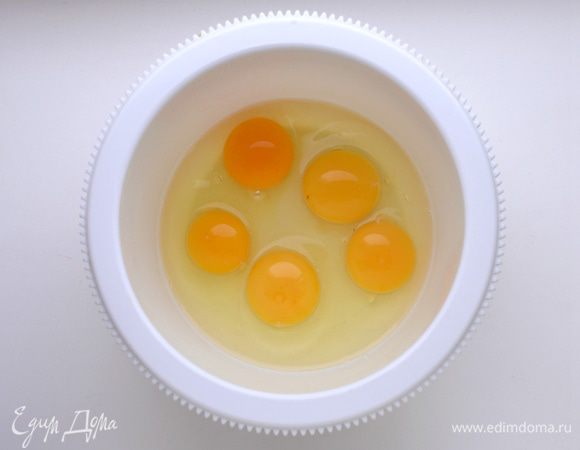 2 плавленых сырка типа "Дружба" кладем в морозильную камеру на 15 минут. Берем 5 яиц.