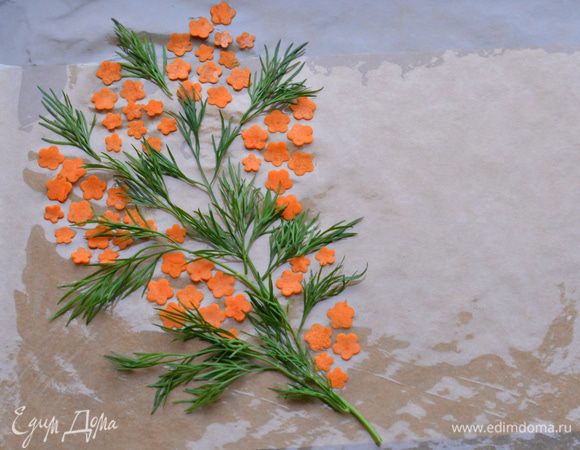 Расположить веточку отступив от края противня примерно 7 см.