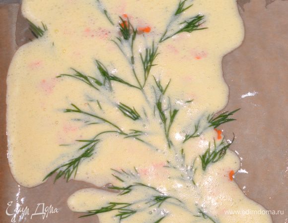 Аккуратно вылить омлет на противень. На веточку выливать столовой ложкой, чтобы не сбились цветы. Выпекаем при 180 гр примерно 7 минут, до слегка золотистого цвета.