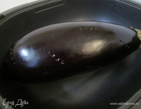 Баклажан вымыть, обсушить. Наколоть вилкой в нескольких местах. Выложить в форму и отправить в разогретую духовку (200 градусов). Запекать 40 минут.