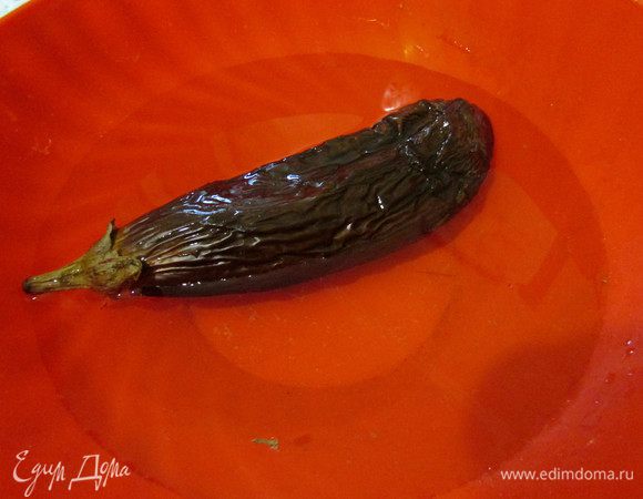 Горячий баклажан опустить в холодную воду на несколько минут. Затем положить на бумажное полотенце, обсушить.