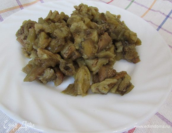 С баклажана снять шкурку и порезать кубиками.