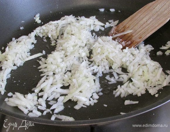 Лук почистить, мелко нарезать и обжарить на сковороде, с добавлением 1 ст. л. растительного масла, до золотистого цвета.