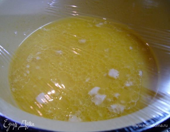 Апельсиновый сок подогреть до теплого состояния. В тесто я использовала сок из коробки, в глазурь – свежевыжатый.
В миске соединить теплый апельсиновый сок, растворить в нем сахар, добавить оливковое масло (2 ст. л.), распустить дрожжи. Накрыть емкость пищевой пленкой и оставить на 10 мин.
