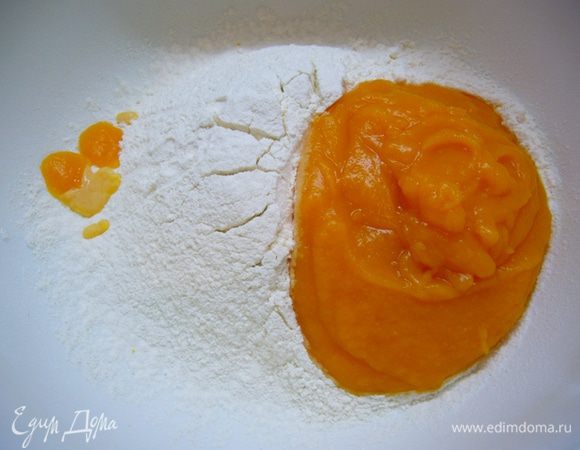 Тыквенное пюре я приготовила просто: тыкву порезала на кусочки, положила в емкость, пригодную для микроволновки, плотно закрыла крышкой, на мощности 600 прогрела. Вынимать после сигнала не сразу, моя тыква еще минуты 3 постояла в микроволновке. Затем слила выделившуюся воду, тыкву пробила блендером. Отмерила 180 мл пюре.