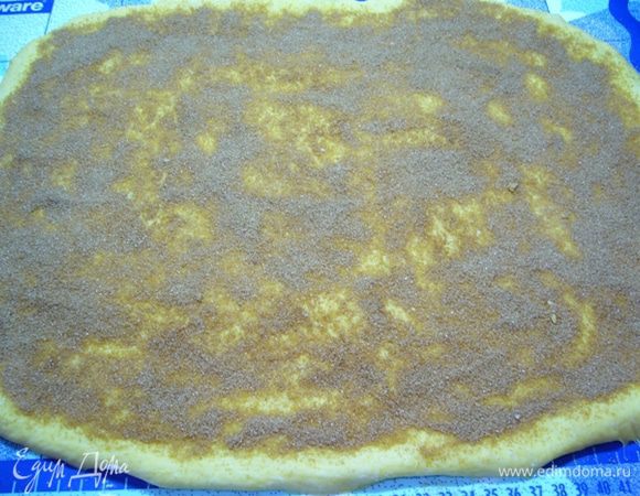 На подпыленной мукой поверхности раскатать готовое тесто в пласт, распределить по нему начинку.