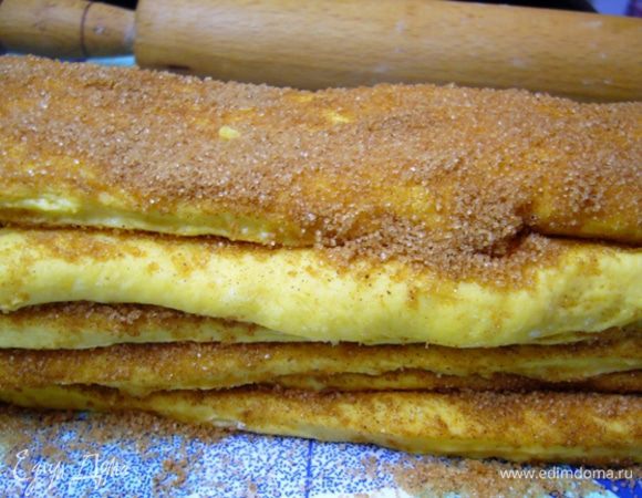 Разрезать тесто поперек на 6 полос.
Полоски сложить друг на друга, еще раз разрезать поперек на 5 полос.
