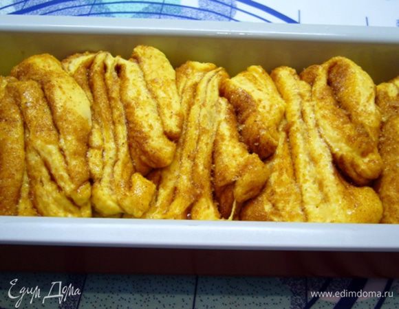 Форму смазать оливковым маслом, выложить получившиеся прямоугольники теста, накрыть полотенцем, дать подойти 30 мин.