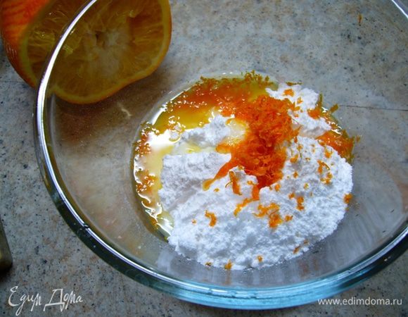 Духовку разогреть до 180 градусов. Выпекать 45 минут. 
Вынуть форму с хлебушком из духовки. Через 15 минут достать из формы, остудить на решетке. Для глазури соединить цедру апельсина, сахарную пудру и сок, растереть. Покрыть остывший хлеб глазурью.
