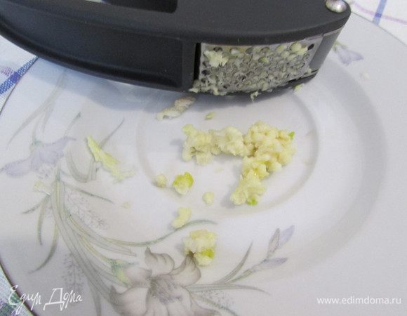 Чеснок пропустить через пресс.