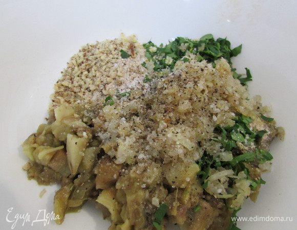 В миске смешать гречневую муку, орехи, чеснок, зелень, лук, баклажан. Посолить, поперчить по вкусу. Все хорошо перемешать. Дать постоять 15 минут.