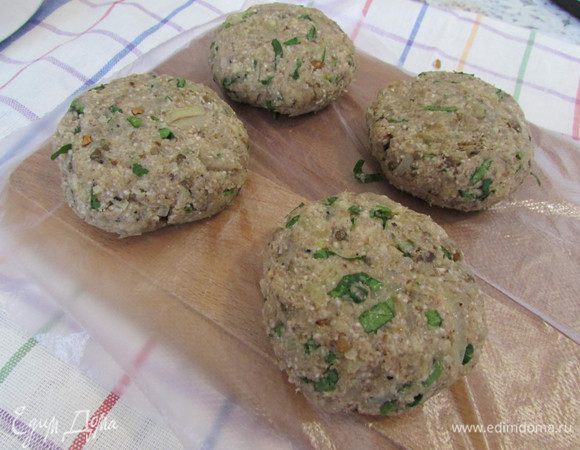 Сформовать  4 котлетки (у меня по 80 грамм).