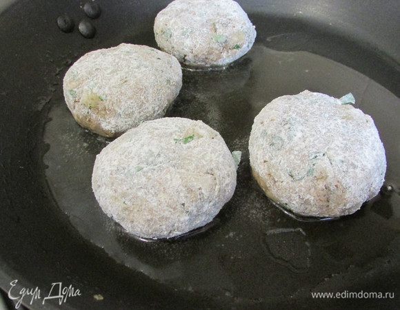 Котлетки обвалять в муке или манке. Обжарить на растительном масле с обеих сторон.