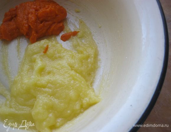 Размягченное сливочное масло взбить с сахаром до однородности.
Добавить тыквенное пюре комнатной температуры. 