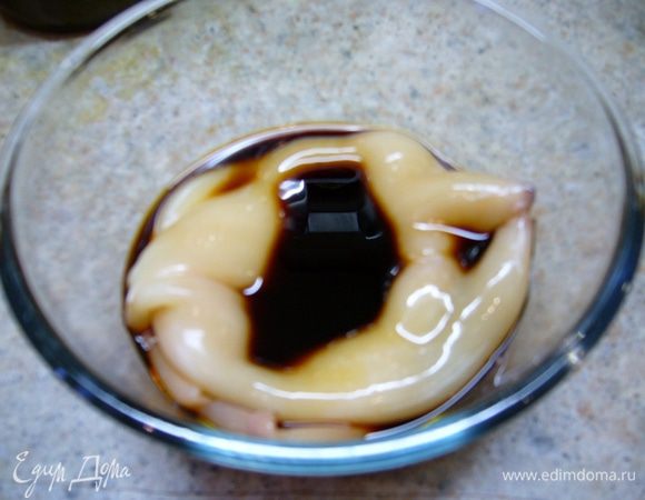 За сутки замариновать красный лук.
Для этого порезать его полукольцами, положить в емкость для маринования.
Воду вскипятить, залить кипятком лук, добавить соль, сахар, уксус.
Дать остыть. Убрать на сутки в холодильник.
Кальмары почистить, высушить бумажным полотенцем, сложить в небольшую емкость для маринования, залить соевым соусом. Дать промариноваться 30 мин.