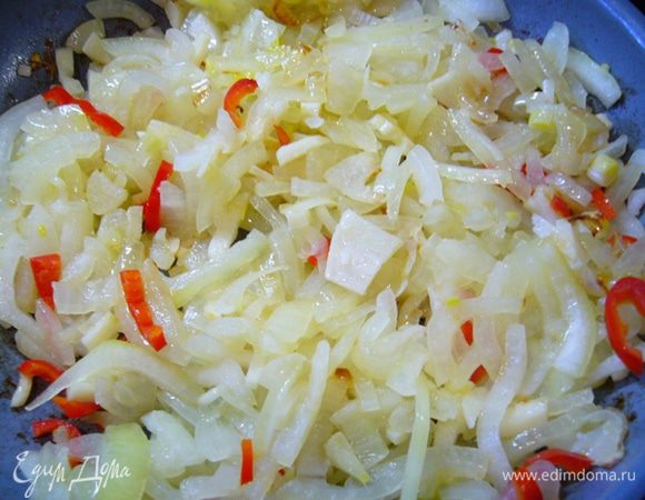 Лук, чеснок и перец чили нашинковать соломкой. Обжарить на растительном масле.