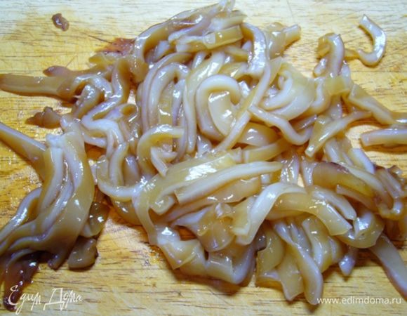 Кальмаров обсушить на бумажном полотенце от маринада, нарезать тонко.