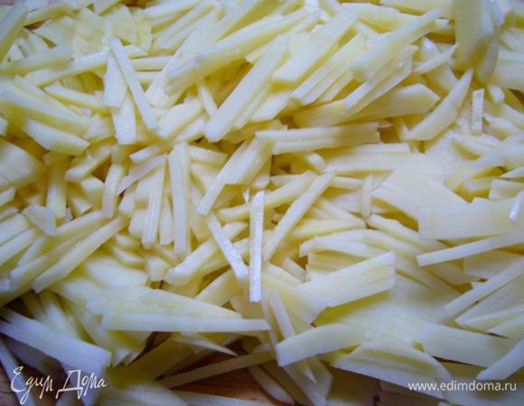 Картошку почистить и нашинковать тонко (лучше на терке Borner).
Духовку разогреть до 200 град. Формочки (у меня – для маффинов) смазать растительным маслом и отправить в духовку.
