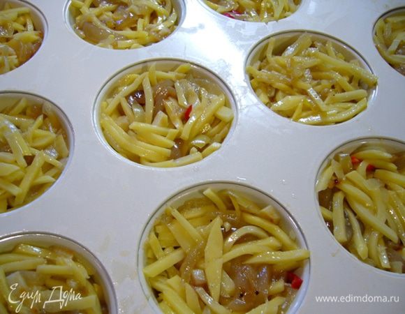 Соединить картофель, кальмары, луково-чесночную зажарку, поперчить, посолить (осторожно, кальмары соленые!). Выложить массу в горячие формочки, утрамбовать.