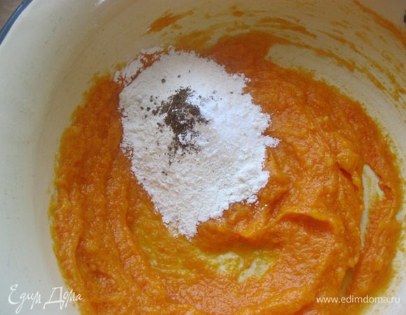 Затем добавить частями муку, смешанную с солью, разрыхлителем и имбирем (можно заменить на корицу).