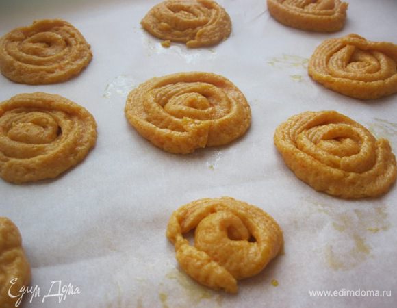 Духовку прогреть до 160 С.
Противень застелить п/бумагой.
Насадкой "звездочка"  выдавить тесто.
