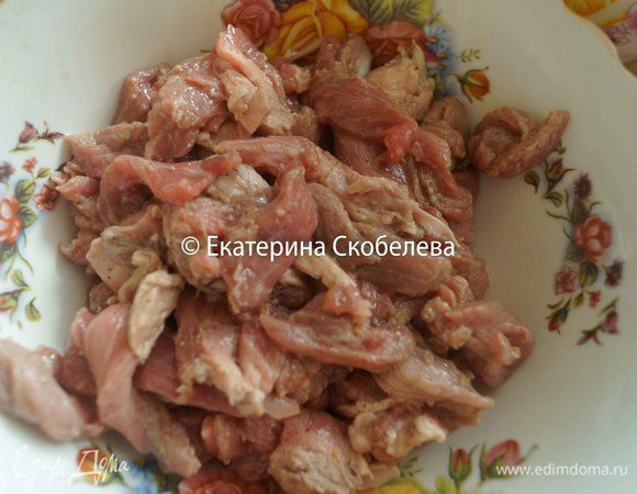 Телятину промыть и нарезать тонкими полосками. Сложить в глубокую чашу, посолить, добавить черный молотый перец, перемешать и залить лимонным соком. Снова перемешать и оставить в сторонке мариноваться на 2 часа.