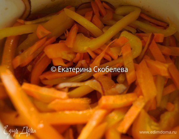 Лук нарезать тонкими полукольцами. Болгарский перец и морковь - соломкой. Поместить их в одну глубокую чашу, посолить, добавить сахар, сбрызнуть бальзамическим уксусом и оставить мариноваться на 2 часа.