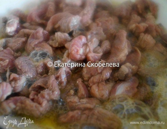 Говядину обжарить на оливковом масле около 5 минут, не давая ей зажариться. 