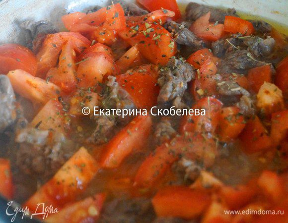 Добавить к ней нарезанный кубиками помидор и тушить, примерно 15 минут. до того пока основная часть влаги не выпарится. В конце добавить красный молотый перец, зиру, базилик и орегано. Тушить пару минут, снять с огня, дать немного остыть.