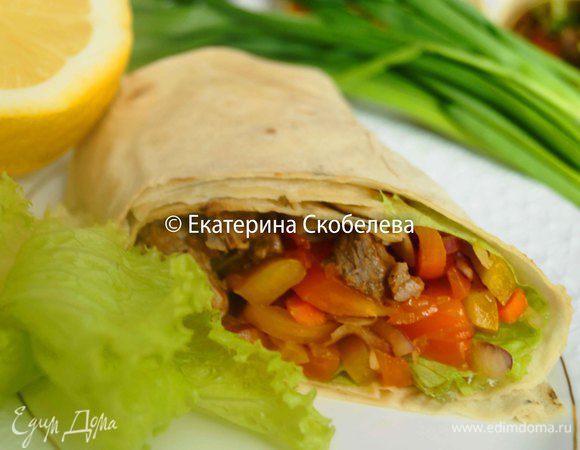 Разрезать лаваш с начинкой пополам наискосок, подавать к столу. 

Приятного аппетита!