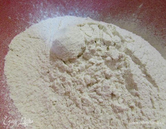 В миску просеять всю муку (гречневую, пшеничную, ржаную).