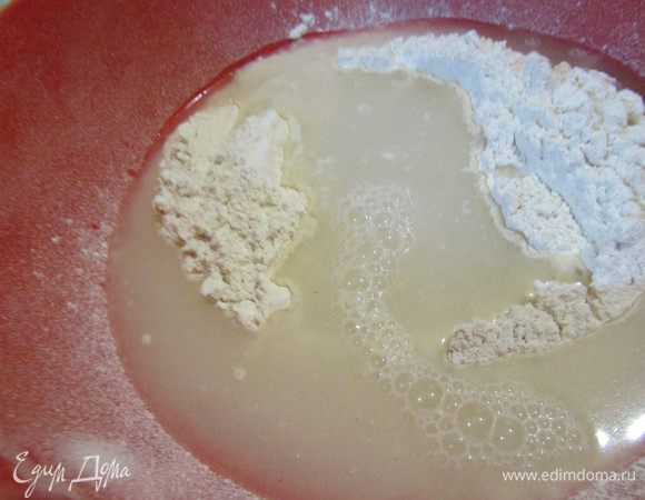 Влить воду комнатной температуры, хорошо перемешать до однородности. Накрыть пищевой плёнкой и оставить на 15 минут.