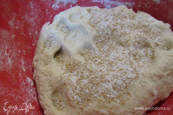 Через 15 минут добавить соль, дрожжи. Тесто месить до тех пор, пока оно не станет мягким и не будет липнуть к рукам. Тесто накрыть салфеткой и поставить в тёплое место на 40 минут, для расстойки.