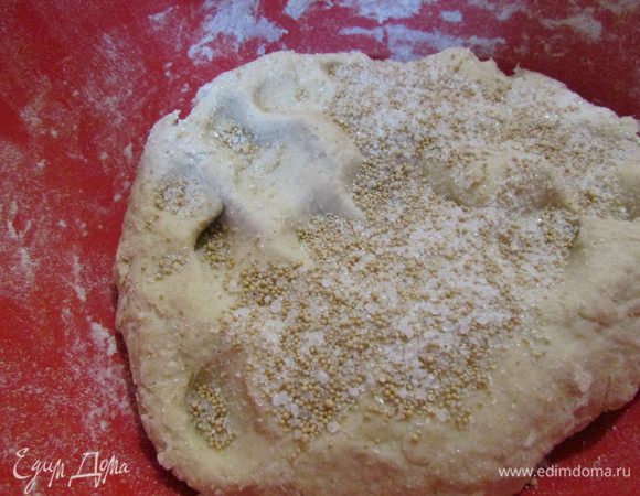 Через 15 минут добавить соль, дрожжи. Тесто месить до тех пор, пока оно не станет мягким и не будет липнуть к рукам. Тесто накрыть салфеткой и поставить в тёплое место на 40 минут, для расстойки. 