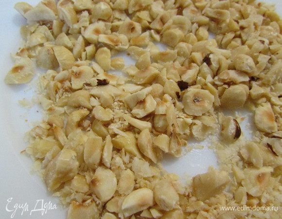 Орехи (у меня фундук) порубить ножом или в блендере в пульсирующем режиме.