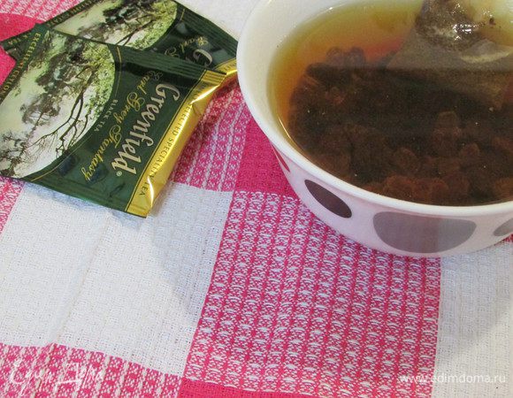 Изюм промыть и замочить в горячем чае (у меня со вкусом бергамота) на 10 минут. Затем обсушить на бумажном полотенце и обвалять в муке.