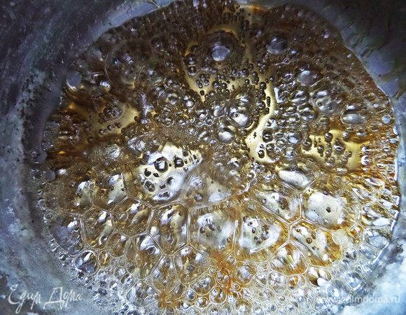 Соус делать чуть сложнее, но тоже не трудно. Растапливаем сахар с водой в сироп в кастрюле с толстым дном до золотистого цвета. Не упустите момент, жжёный сахар нам не нужен, иначе соус будет горчить!