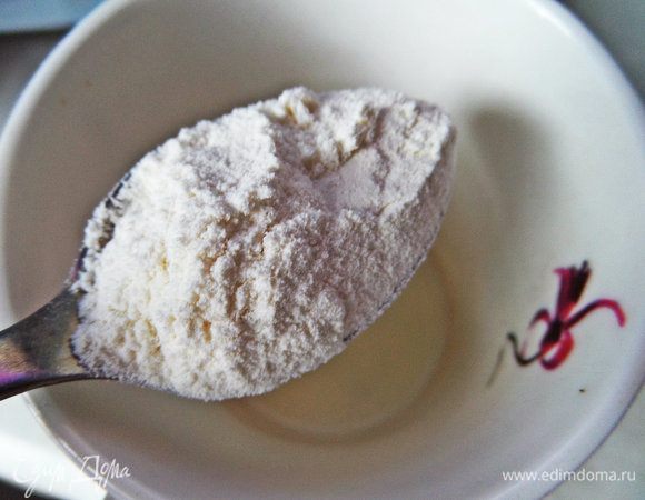 В остальном молоке разводим муку и вливаем, помешивая, в соус.