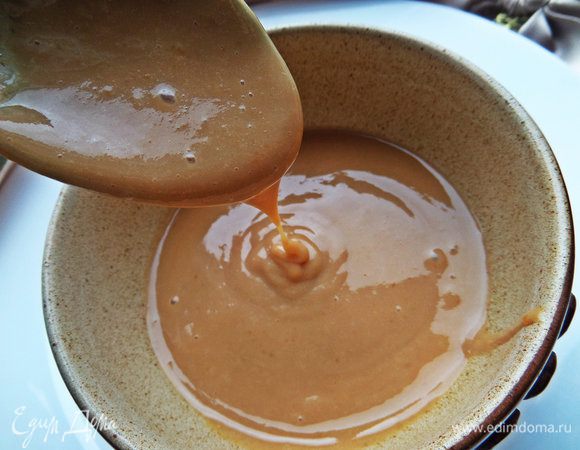 Вот такой консистенции должен быть карамель-соус! Если Ваш сильно загустел, добавьте по ложечке молока.