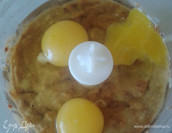 Яйца, банан, финики взбить до однородной массы с помощью блендера. Яйца можете заменить на кефир, либо, если вы соблюдаете пост, заменить на крахмал или льняную муку.