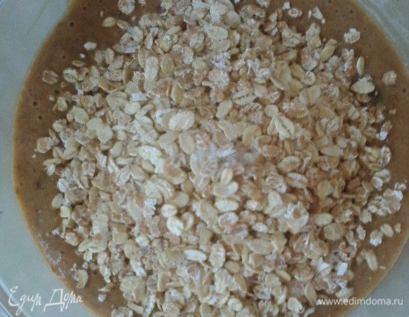 Добавить овсяные хлопья, корицу, мускатный орех, кардамон, чуть посолить, всё смешать.