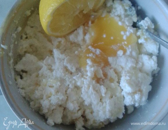 Тем временем приготовим глазурь. Для этого смешаем творог, лимонный сок, мёд. Готовый и остывший пирожок покрыть глазурью. В постном варианте творог заменяется вареньем, яблочным пюре или на Ваш выбор. Можно и без глазури, тоже вкусно. Украсить произвольно. Всё готово!