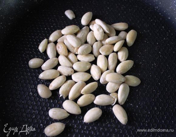 Миндаль лучше заранее очистить, залив пару раз кипятком, и подсушить на сухой сковороде.
Либо брать уже без шелухи.