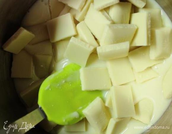 В кастрюле с толстым дном соединить сгущенку с поломанным на кусочки шоколадом и ванилином. Поставить на минимальным огонь и, постоянно помешивая (лучше силиконовой лопаточкой), довести до однородной консистенции и полного растворения шоколада.