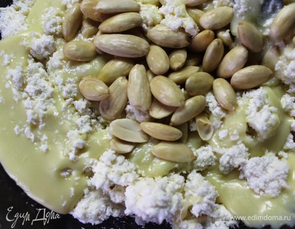Теперь соединяем сладкую массу с творогом и миндалем.