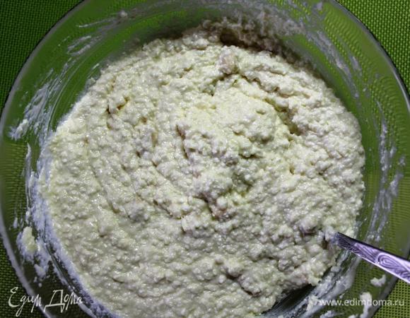 Хорошенько перемешиваем и выкладываем в форму.
В этот раз я делала в разъемной металлической форме диаметром 21 см, застелив дно фольгой.  
Но лучше брать силиконовую диаметром где-то см 18, я пробовала до этого в небольших формочках, вынималось идеально, а возни меньше.