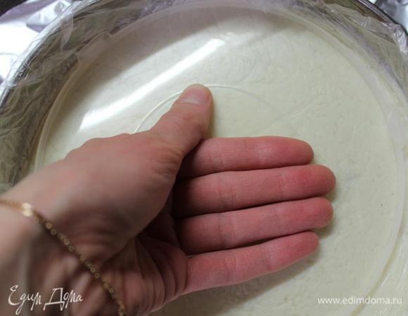 Закрываем пленкой и утрамбовываем поверхность какой-нибудь подходящей плоской тарелкой/крышкой и т.д.
Ставим в холодильник застывать. Достаточно пары часов. Но можно по желанию и на ночь.