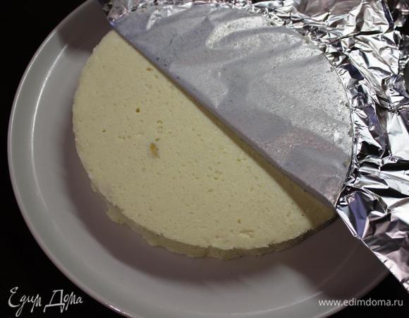 Когда окрепнет (у меня через 2 часа), извлекаем из формы.
В разъемной форме провести по краям и снять бортик (края немного пострадают, но их легко выровнять), перевернуть на сервировочное блюдо и снять фольгу.
Силиконовую просто перевернуть и аккуратно снять.