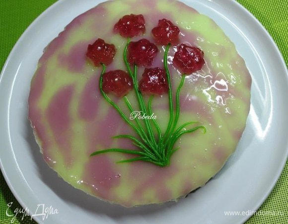 Украсить по желанию и случаю. Я украшала готовым, слегка застывшим желе 2х цветов, поочередно выливая его на поверхность торта и цветами из того же желе.