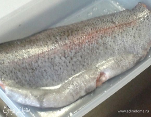 Берем филе лосося. Чистим от кожи, удаляем кости (если есть). Рыбу помыть, убрать лишнюю влагу бумажным полотенцем, посолить, поперчить,  выдавить немного лимонного сока и растительного масла оставить мариноваться минут на двадцать.